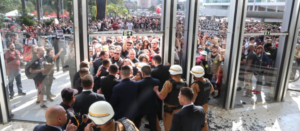 Manifestantes invadiram o plenário da Assembleia Legislativa do Paraná e causaram a paralisação da votação.