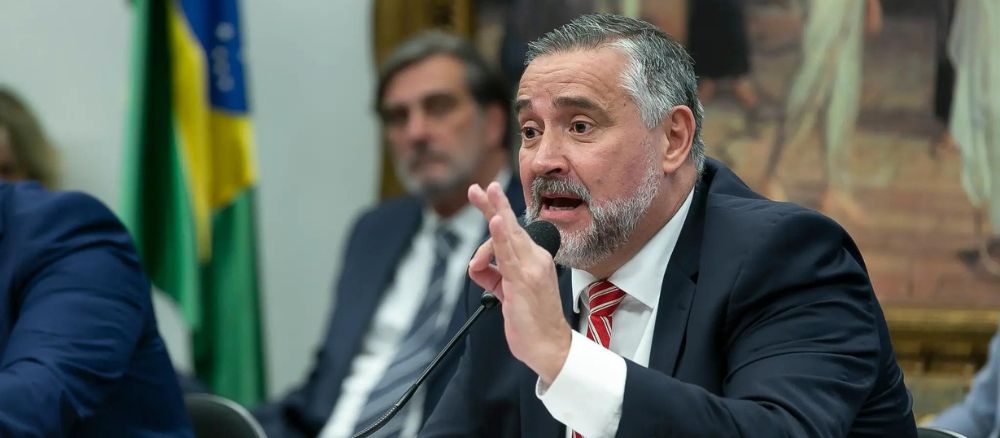 Depois de 22 dias nomeado como ministro extraordinário da crise no RS, Paulo Pimenta ainda não escolheu sua equipe.