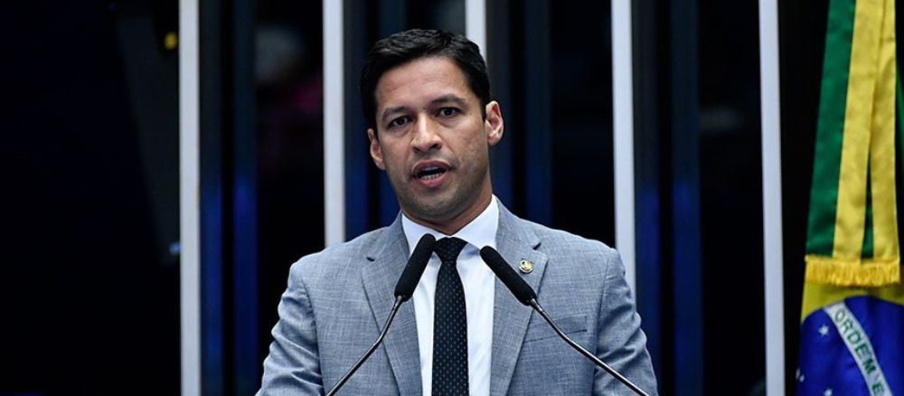 O relator do senado anunciou nesta terça (4) a retirada de votação da taxação das importações de até 50 dólares.